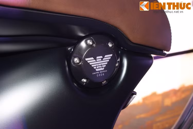 Bên dưới yên là một tấm kim loại tròn với logo của Giorgio Armani và số thứ tự sản xuất của chiếc xe. Dòng chữ Emporio Armani cũng được gắn nổi trên thân xe.