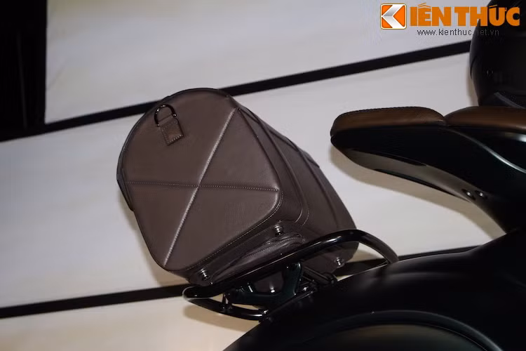 Đằng sau giá chở hành, Giorgio Armani đã thiết kế một chiếc túi da đặc biệt cho xe.