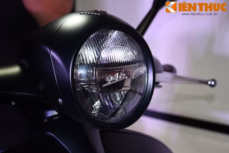 Logo 946 được khắc bên trong choá đèn pha.