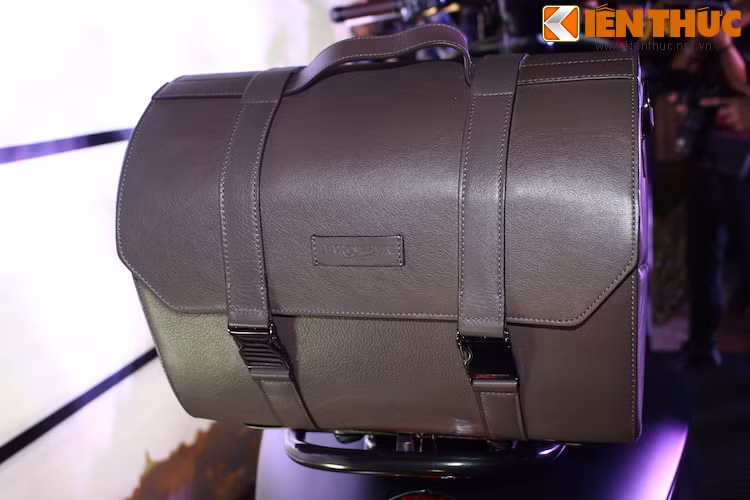 Chiếc túi này có thể tháo rời khỏi xe và trở thành một túi du lịch sang trọng.