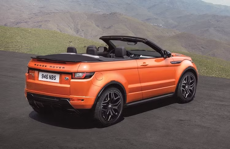 Theo Range Rover, độ ồn trong khoang lái khi đóng mui của Evoque Convertible chỉ tương đương với chiếc Evoque 5 cửa. Tuy nhiên do phải gia cường thân xe lại nên trọng lượng của phiên bản này nặng hơn Evoque mui cứng tới 270 kg.