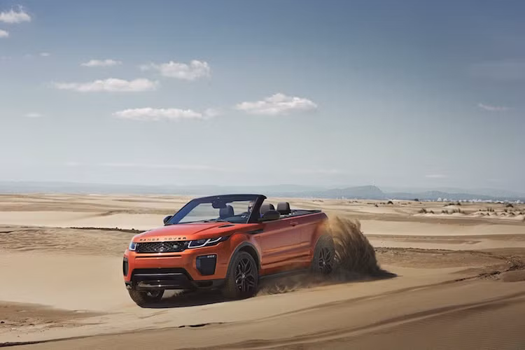 Tại Mỹ, Range Rover Evoque được bán với duy nhất phiên bản động cơ xăng 2.0l tăng áp có công suất 237 mã lực. Trong khi đó, châu Âu sẽ có thêm bản máy dầu 2.0l TD4 Ingenium 178 mã lực.