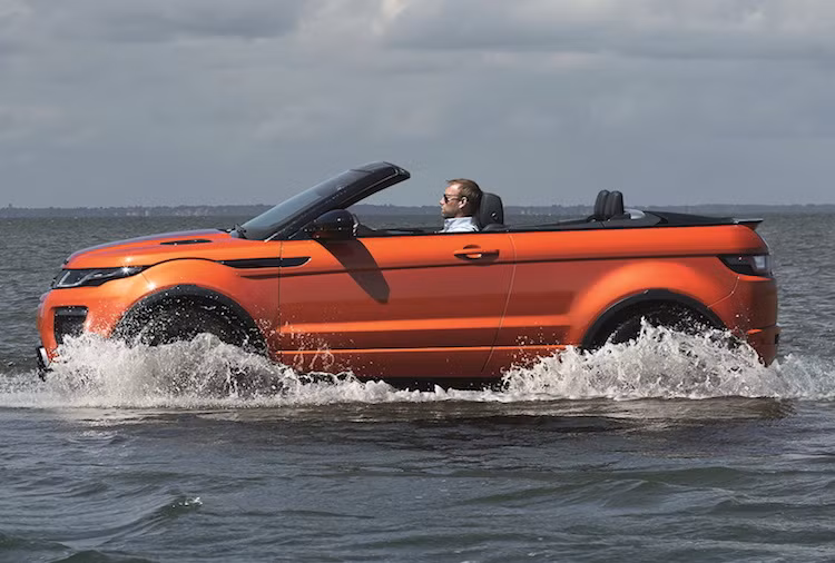 Với hộp số 8 cấp kèm theo hệ dẫn động 4 bánh, chiếc xe vẫn có khả năng "trèo đèo lội suối", vượt qua những địa hình khó khăn tương đương những mẫu Range Rover khác.