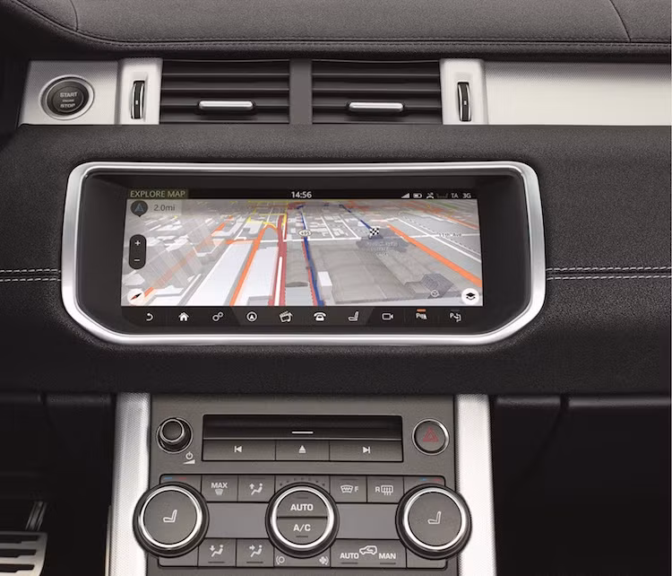 Điểm khác biệt lớn nhất đó là chiếc xe đã được trang bị hệ thống thông tin giải trí mới mang tên InControl Touch Pro, với màn hình cảm ứng 10,2 inch. Đây là mẫu xe đầu tiên của Jaguar Land Rover sở hữu hệ thống này.