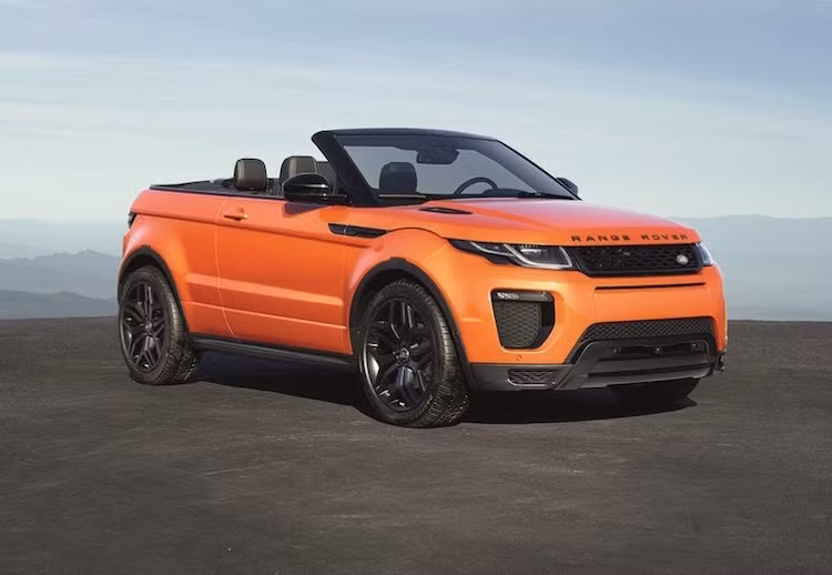 Dựa trên cơ sở mẫu xe thành công nhất của Rage Rover là Evoque. Rang Rover Evoque Convertible lược bỏ đi mui kín của chiếc Evoque 3 cửa và thay vào đó là một bộ mui xếp hoàn toàn mới.