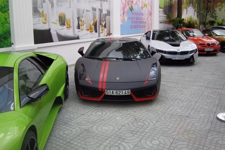 Hiện nay, chiếc xe đã được dán trang trí màu đen mờ với các chi tiết màu đỏ làm điểm nhấn.