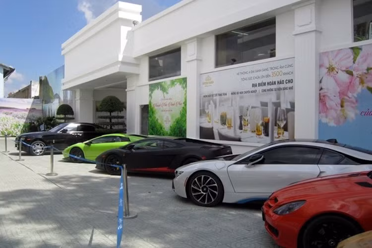 So với đội hình dàn siêu xe khủng đã từng xuất hiện tại Hà Nội vào tháng 4, dàn siêu xe vừa có mặt tại Sài Gòn vào ngày 15/8 kém hơn về số lượng, nhưng thậm chí lại có phần nhỉnh hơn về "chất".