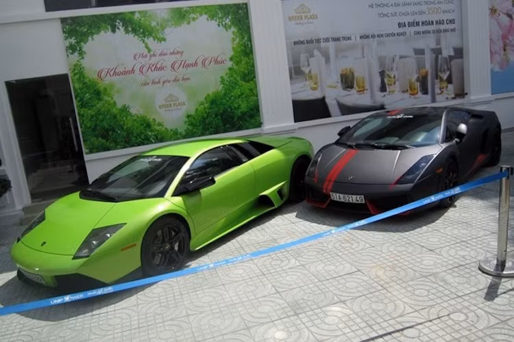 Đặc biệt, dàn siêu xe này có thêm sự xuất hiện của một số mẫu xe chưa từng có mặt tại Hà Nội, chẳng hạn như chiếc Lamborghini Murcielago LP640 màu vàng biển tứ quý 8, với trị giá hơn 10 tỷ đồng.