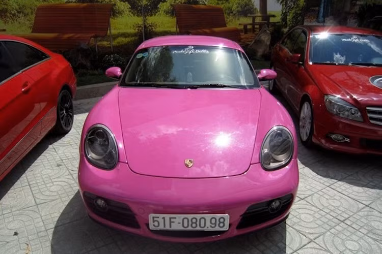 Ngoài những mẫu xe nêu trên, dàn siêu xe mới hội tụ tại TP.HCM khá tương đồng với Hà Nội hồi tháng 4, với những đại diện như chiếc Porsche Cayman hồng cá tính này.