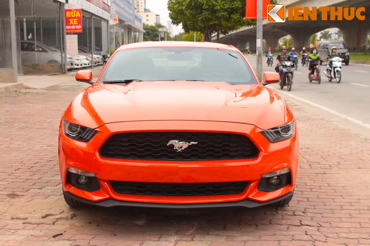 Bước sang thế hệ thứ 6, Mustang được thiết kế lại hoàn toàn với vẻ ngoài thể thao, "thuôn mượt" hơn.