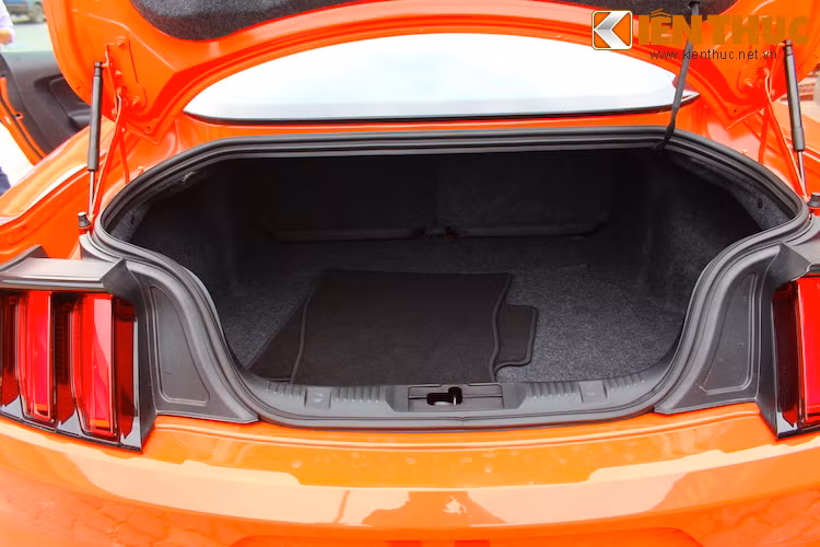 Thể tích khoang hành lý của xe đạt 382 lít.