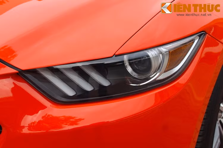Một số chi tiết của xe gợi nhớ tới các thế hệ Mustang đầu tiên, chẳng hạn như đèn pha với 3 dải LED xéo mô phỏng "vây cá mập" cạnh đèn pha tròn của chiếc Mustang 1967.