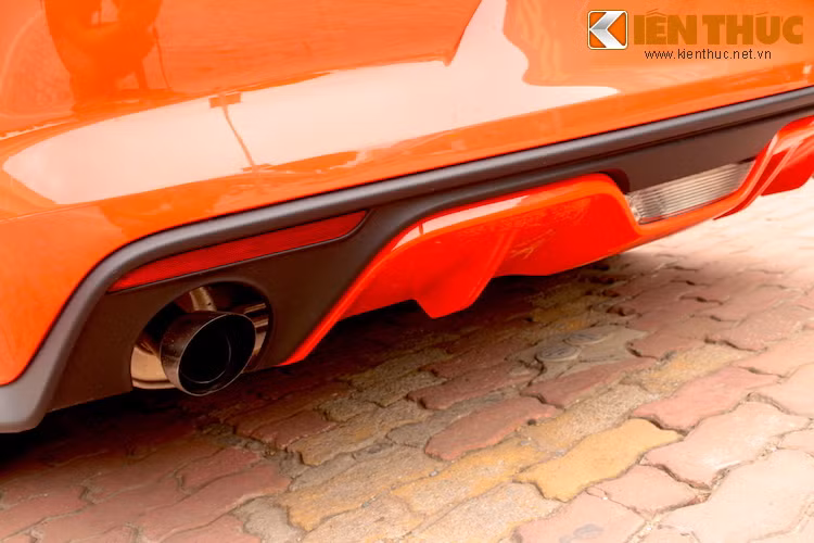 Xe có hệ thống xả 2 ống, nằm giữa là cánh khuyếch tán không khí trên cản sau.