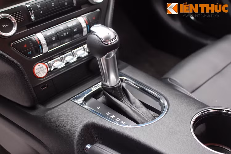 Động cơ này được kết hợp với hộp số tự động ly hợp kép 6 cấp thế hệ mới. Ngoài bản EcoBoost, Mustang 2016 còn có phiên bản cấp thấp V6 3.7l và bản cao cấp nhất 5.0l V8, nếu không tính tới các bản đặc biệt như GT350R.