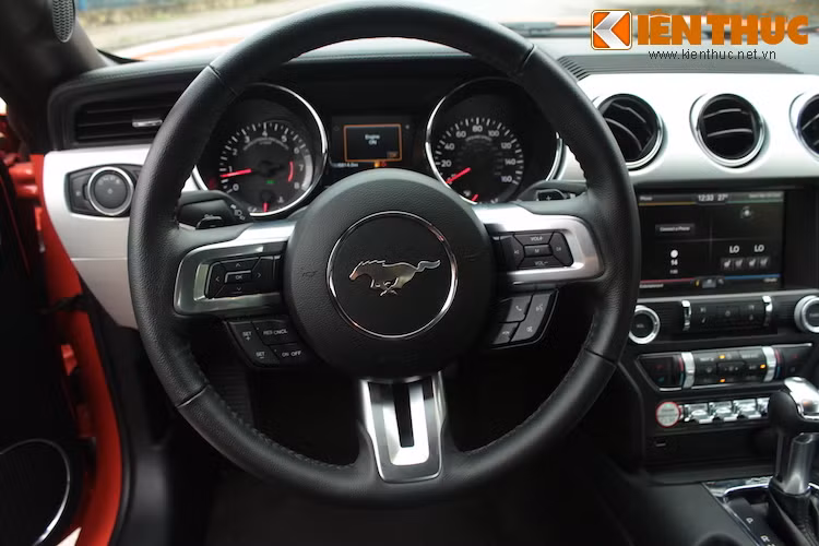 Vô-lăng 3 chấu thể thao của xe được tích hợp một loạt các nút bấm điều khiển điện thoại và hệ thống thông tin giải trí, với logo "ngựa hoang" truyền thống của dòng xe nằm ở chính giữa.