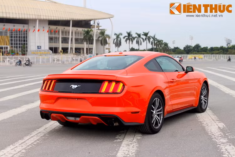 Tương tự, vòm mái dốc về phía sau và đèn hậu LED dạng 3 thanh dọc cũng được lấy cảm hứng từ Mustang Fastback 1967.