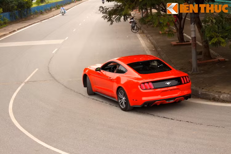 Phiên bản Mustang Coupe tại Hà Nội này được trang bị khối động cơ EcoBoost 4 xi-lanh thẳng hàng 2.3l, với công suất lên tới 305 mã lực và mô-men xoắn cực đại 407 Nm.