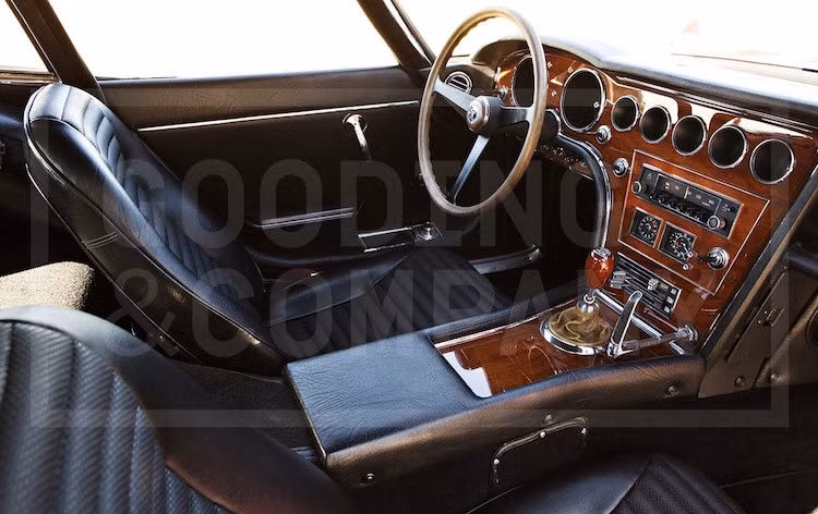 Nội thất của chiếc xe cũng rất sang trọng vào thời đó khi được bọc da và ốp gỗ cao cấp, đồng thời có sẵn những trang bị như radio.