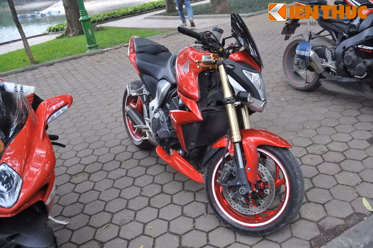 Trong đó, Honda CB1000 là sự lựa chọn của nhiều anh em bởi kiểu dáng ưa nhìn, động cơ mạnh mẽ ổn định cùng phụ tùng dễ kiếm.