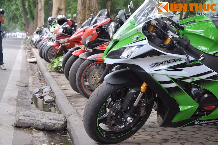Kawasaki Ninja ZX-10R phiên bản kỷ niệm 30 năm vừa về Hà Nội cách đây ít lâu cũng xuất hiện trong buổi giao lưu.