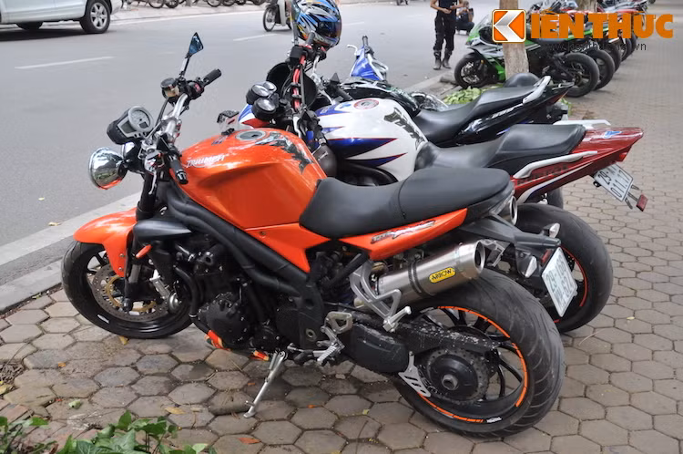 Ngoài ra, buổi sinh nhật cũng có sự góp mặt của một số mẫu naked bike khá "độc", chẳng hạn như chiếc Triumph Speed Triple này.