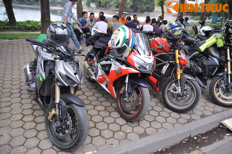Từ trái sang: Kawasaki Z1000, Honda CBR 929 RR FireBlade, Ducati Streetfighter và Honda CB1000R.