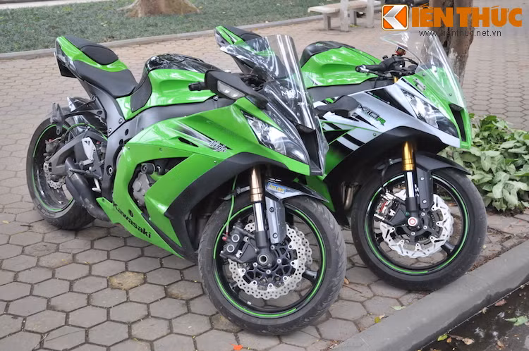 Phiên bản thường Ninja ZX-10R đứng "so dáng" cạnh bản đặc biệt 30th Anniversary.