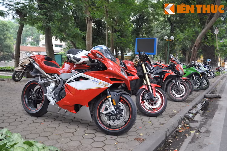 Tuy nhiên, ngoài naked bike, hội luôn chào đón những thành viên chạy các dòng xe khác, đó là lý do vì sao sportbike và superbike cũng xuất hiện trong buổi sinh nhật.