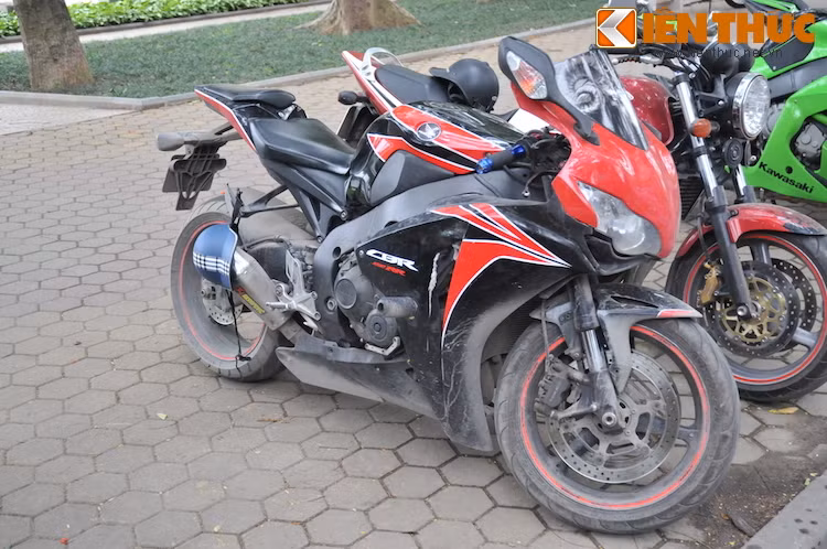 Honda CBR1000RR "lấm lem bùn đất" đứng cạnh Honda CB400 Super Four "sạch không tì vết".