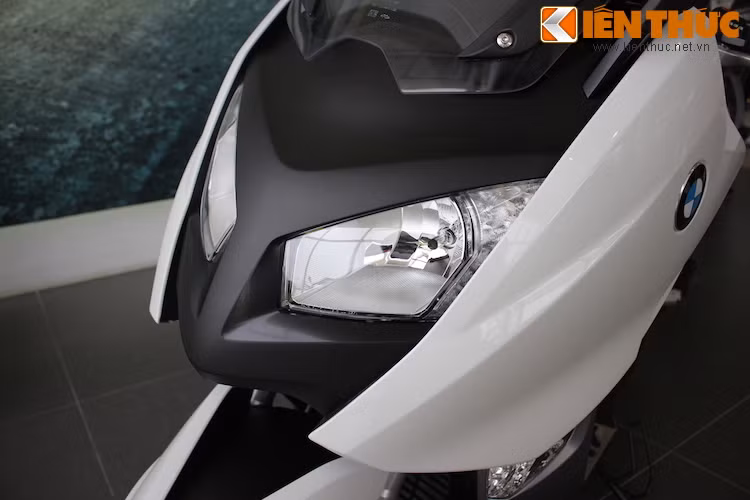 Cụm đèn pha trước của C600 Sport có dạng choá kép đối xứng, đi ngược lại thiết kế đèn pha bất đối xứng của những chiếc môtô BMW khác.