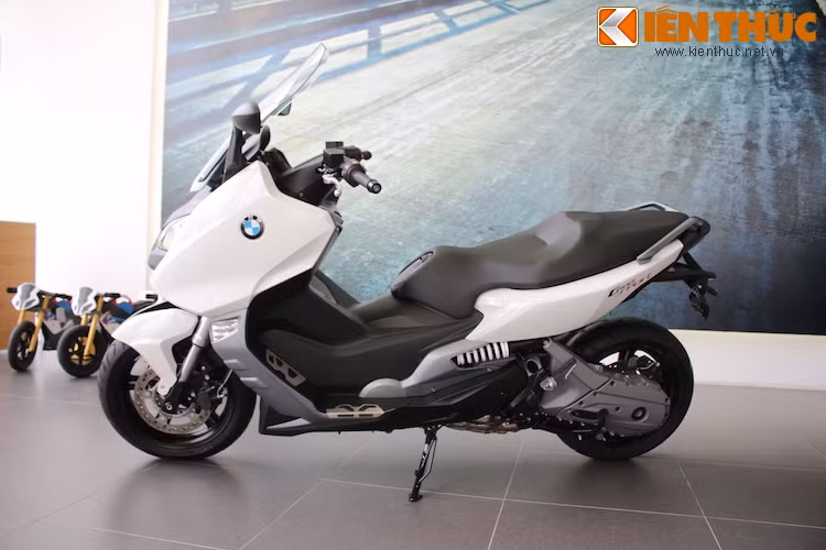 So với chiếc xe tay ga đường trường C650 GT, C600 Sport nhỏ gọn hơn, được thiết kế để hướng tới các quãng đường có độ dài trung bình và ngắn.