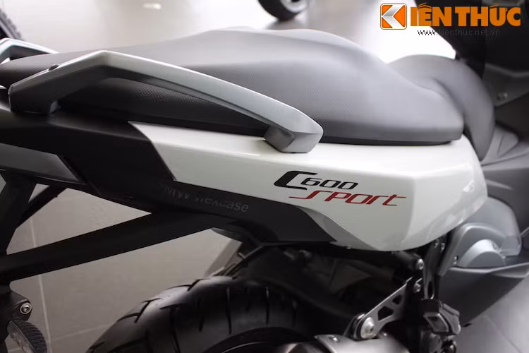 Bên dưới yên xe còn có thêm một ngăn chứa đồ lớn nữa, với khả năng chứa được 2 chiếc mũ bảo hiểm.