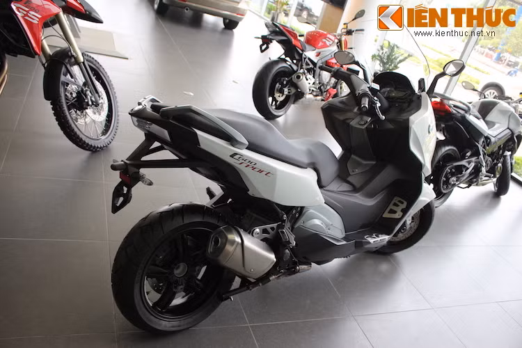 Thiết kế tổng thể của chiếc xe cũng cá tính và góc cạnh hơn hẳn so với C650 GT.