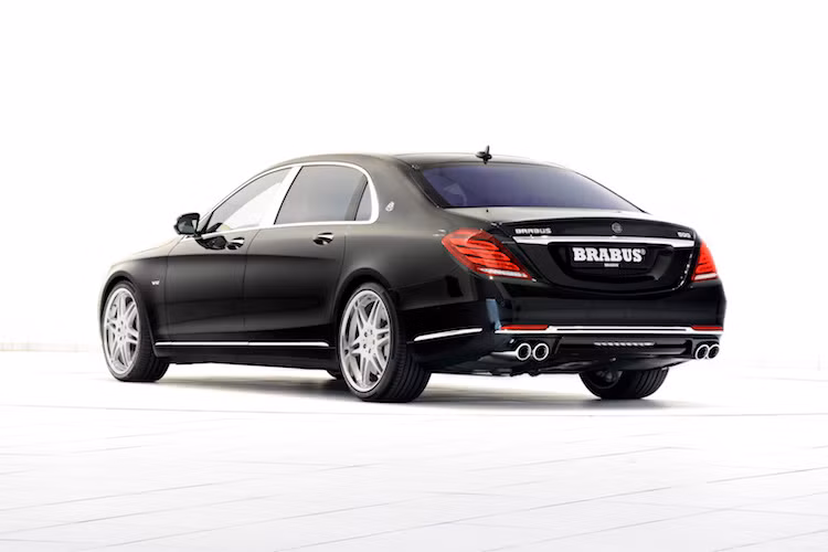 Cả cản trước và sau được thay bằng loại mới do Brabus thiết kế, thể thao hơn nhưng không làm "phá dáng" sang trọng của chiếc xe.