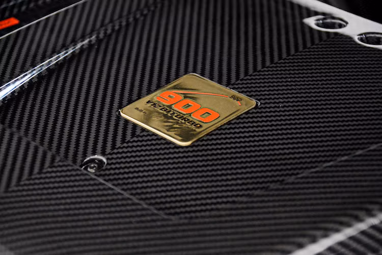 Bên cạnh đó, hãng còn thay luôn 2 turbo tăng áp lớn hơn cùng với hệ thống xả mới. Nhờ đó, công suất của xe đã lên tới 888 mã lực cùng mô-men xoắn cực đại 1500 Nm.