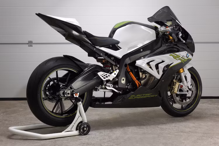 Theo BMW, hệ động lực điện đã đem tới cho eRR nhiều lợi ích vượt trội so với phiên bản S1000RR chạy xăng thông thường, trong đó có mức khí thải bằng 0 và khả năng tăng tốc cực nhanh.