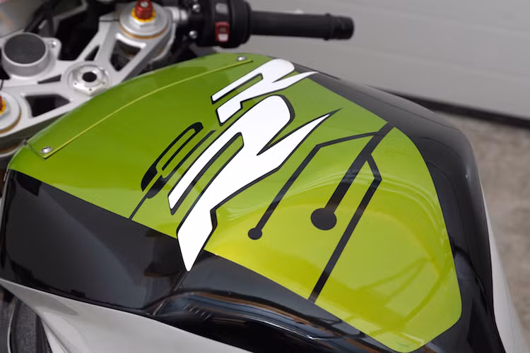 Một số chi tiết trên tem đấu có họa tiết đặc biệt, gợi nhớ về hệ động lực đặc biệt chạy điện của xe.