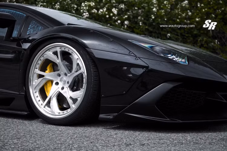 Chi tiết nổi bật nhất trên chiếc xe độ này đó là bộ widebody đẳng cấp từ hãng Liberty Walk của Nhật.