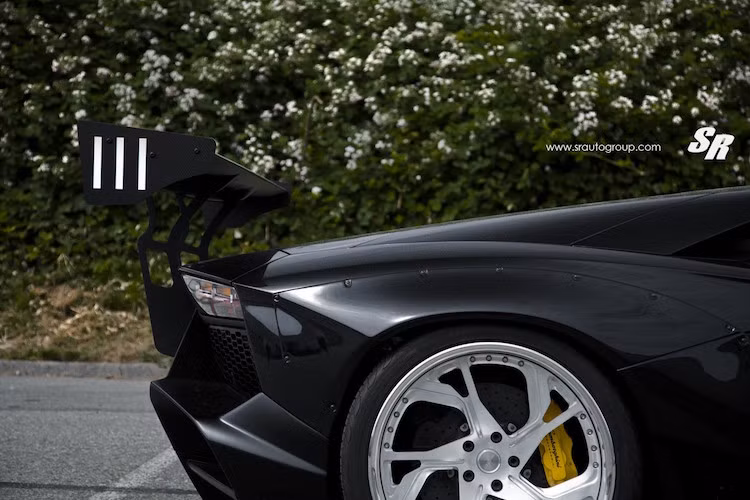 Tuy nhiên, những chủ xe không sẵn sàng "phẫu thuật" Aventador tốt nhất không nên sử dụng bộ widebody này, khi nó bắt buộc phải khoan vít và cắt dè "zin" của xe để lắp vào.