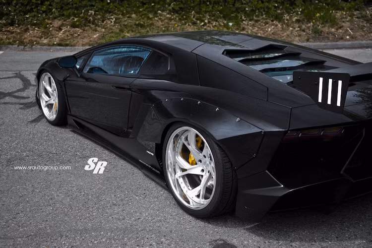 Để khiến chiếc Aventador có được khoảng sáng thân xe thấp như xe đua nhưng không phải "hy sinh" khả năng vận hành, hệ thống treo khí Airrex đã được trang bị cho xe.