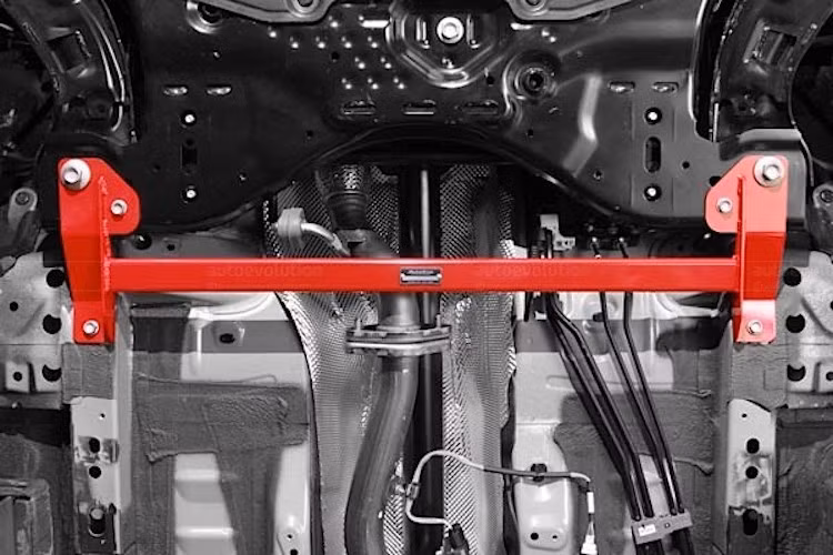 Bên dưới gầm xe và khoang động cơ được trang bị thêm các thanh ổn định thân xe lớn, nhằm hạn chế hiện tượng vặn xoắn khi vào cua ở tốc độ cao.