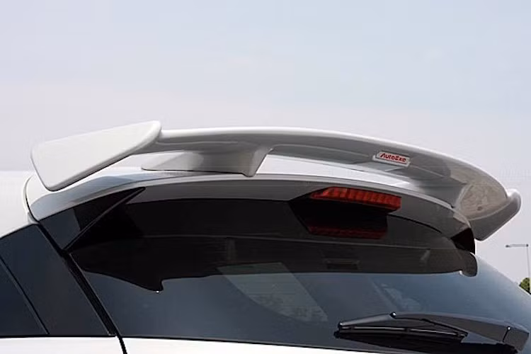 Ở phía trên nóc xe, hãng còn trang bị thêm cho CX-3 một cánh đuôi khí động học tương tự như xe thể thao.