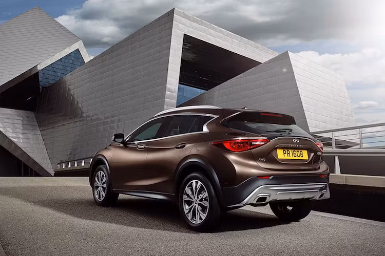 Là một mẫu crossover, QX30 có một số điểm nhấn mạnh mẽ hơn so với Q30, chẳng hạn như các tấm nhựa ốp màu đen xung quanh thân xe và cản trước/sau cũng có các phần bảo vệ màu bạc.