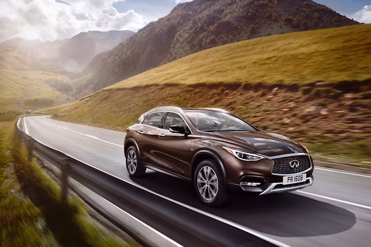 Về động cơ, Infiniti QX30 sẽ được trang bị máy xăng tăng áp 1.6l với 2 mức công suất là 122 và 156 PS. Các phiên bản cao cấp hơn sử dụng động cơ tăng áp 2.0l 211 PS, tương tự như trên nhiều dòng xe Mercedes.