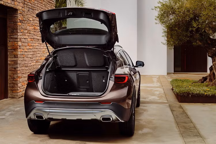 Cũng giống như Q30, QX30 được phát triển dựa trên nền tảng chassis MRA của Mercedes A/GLA-Class. Chính vì vậy, có thể coi QX30 là "anh em xa" của GLA-Class.