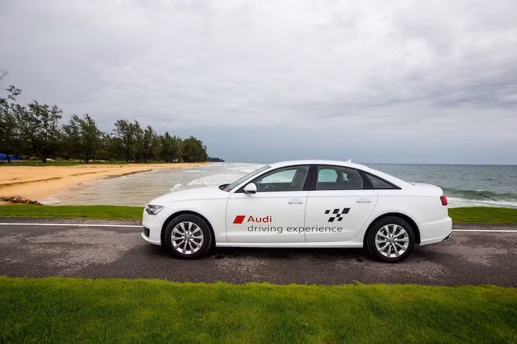 Kết hợp cùng hộp số 7 cấp tự động S-Tronic, chiếc xe có mức tiêu thụ trung bình cực kỳ ấn tượng chỉ 5,7l/100 km.