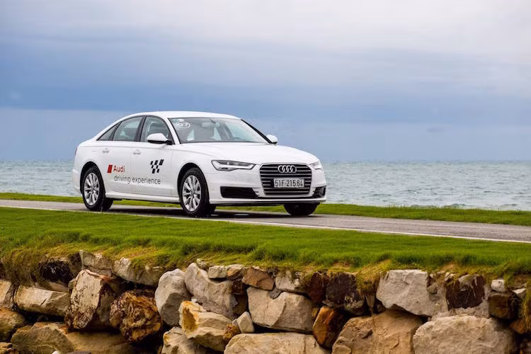 Tuy nhiên, điểm nổi bật nhất của A6 Ultra đó là động cơ 1.8l TFSI mới, với hiệu năng cao hơn cả phiên bản 2.0l TFSI trước đây. Cụ thể hơn, chiếc xe có công suất tối đa 190 mã lực và mô-men xoắn cực đại 320 Nm.