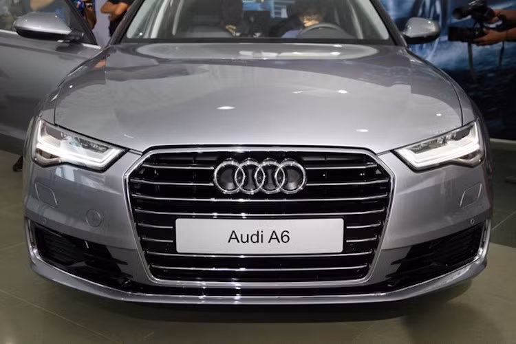 Tuy nhiên trên thực tế, Audi A6 Ultra 2015 có lưới tản nhiệt mạ chrome với các nan mảnh dẻ hơn, cùng với cản trước mới.