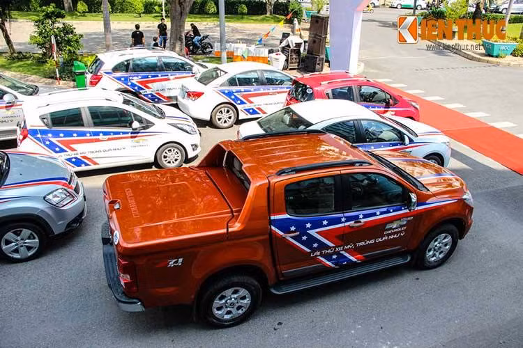 Đội hình xe Chevrolet xuất hiện đầy đủ trong ngày khai mạc.