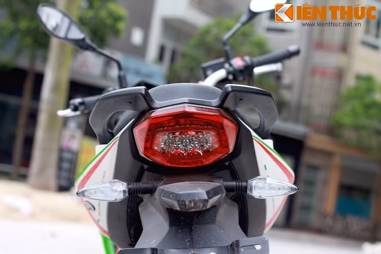 Đèn hậu của Benelli BN302 được "giấu gọn" trong đuôi và vuốt về phía sau.